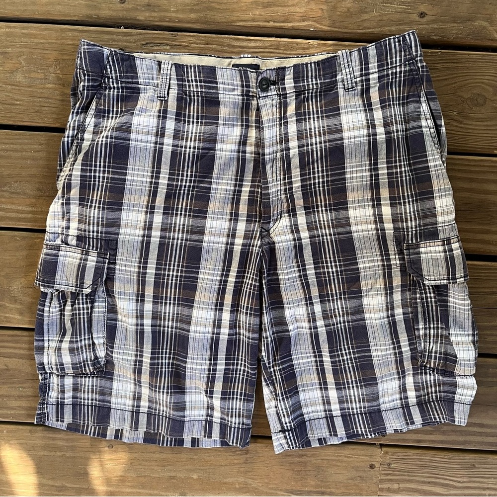 IZOD Cargo Shorts Men's 38x10 Multi-Pocket Blue & Gray Plaid.  Light Cotton.